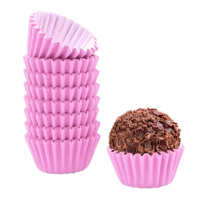 Forminhas de papel cor-de-rosa com brigadeiro coberto de chocolate