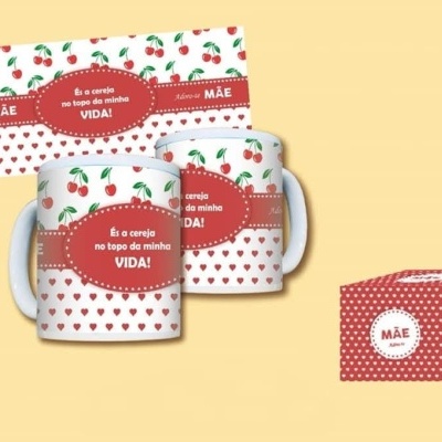 Duas canecas com padrão de cerejas e texto em vermelho com caixa vermelha com pontos brancos