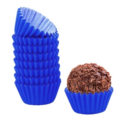 Forminhas de papel azuis e docinho coberto de chocolate