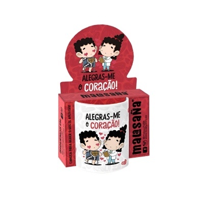 Caneca branca com ilustração de casal e texto ALEGRAS-ME O CORAÇÃO e embalagem vermelha correspondente