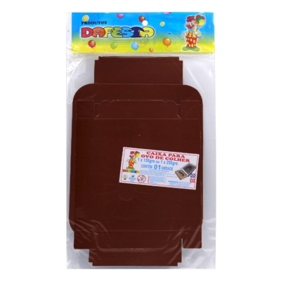 Caixa de papelão marrom desdobrada em embalagem plástica com etiqueta sobre fundo branco.