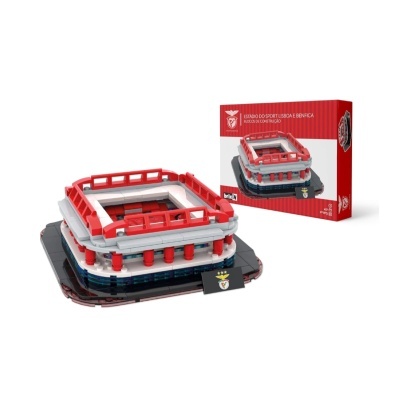 Miniatura do Estádio do Sport Lisboa e Benfica em blocos de montar com a caixa do produto ao fundo