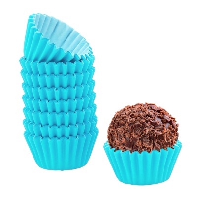 Forminhas azuis para doces e brigadeiro com raspas de chocolate