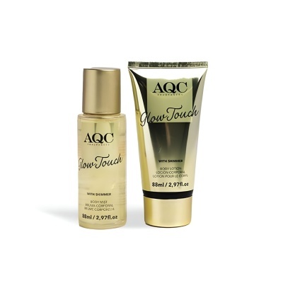 Conjunto cosmético AQC Glow Touch composto por spray corporal e creme corporal em embalagens douradas