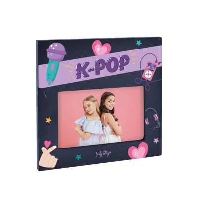 Moldura fotográfica K-POP com ilustrações e texto colorido