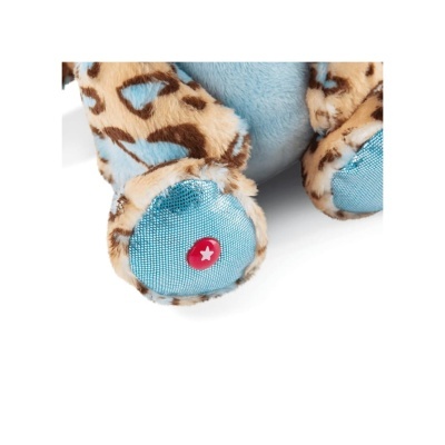 Pata de peluche bege com manchas castanhas e azul claro com botão vermelho