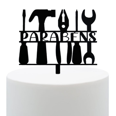 Topo de bolo preto com ferramentas e palavra PARABÉNS em bolo branco