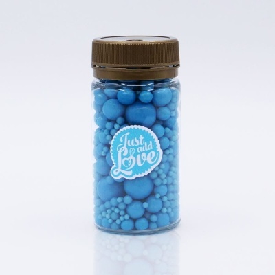 Frasco transparente com esferas azuis e etiqueta 'Just add Love'