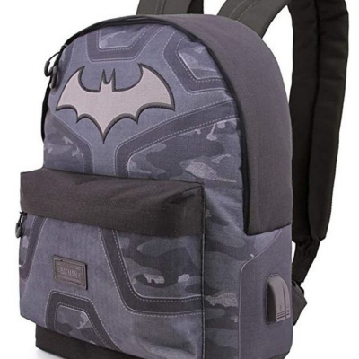 Mochila cinza com padrão camouflage e símbolo do Batman