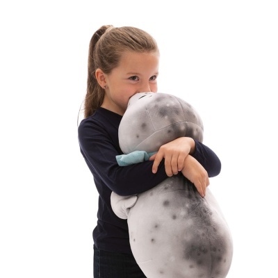 Criança abraçando peluche cinzento