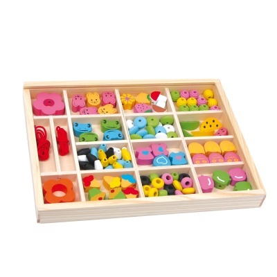 Caixa de madeira com várias peças pequenas de madeira coloridas organizadas em divisórias