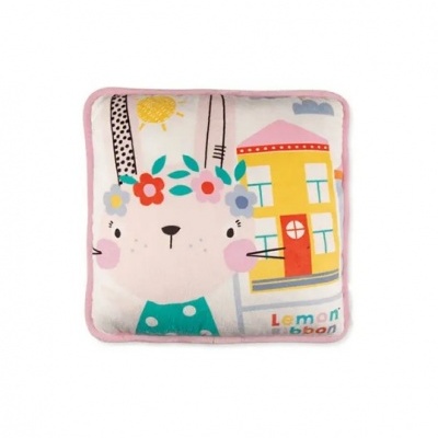 Almofada quadrada colorida com ilustração de coelho e casa