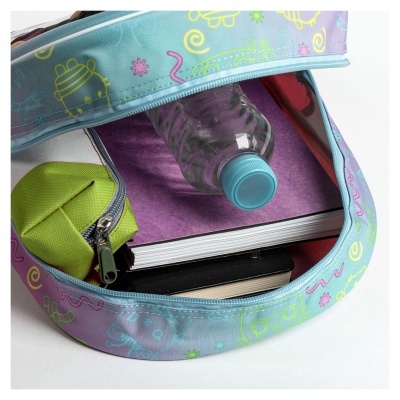 Mochila aberta com garrafa de água, estojo verde e cadernos dentro.