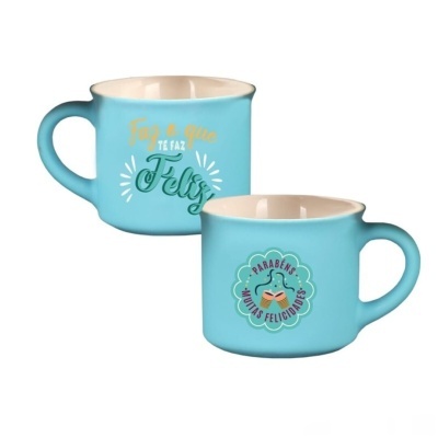 Duas canecas azuis claras com textos e desenhos decorativos