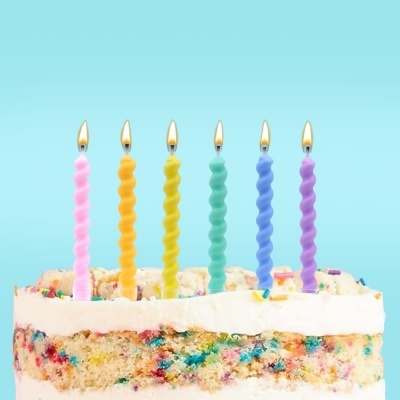 Bolo de aniversário com velas coloridas acesas