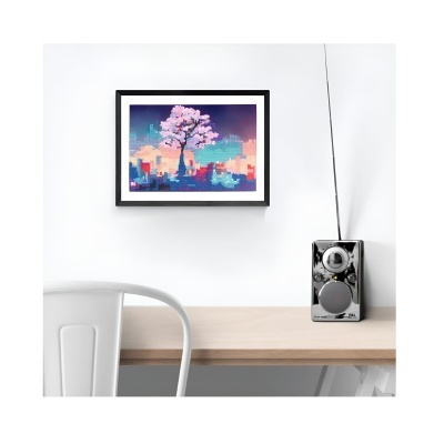 Moldura com impressão artística de árvore em parede branca com mesa e rádio