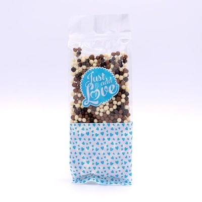 Pacote com bolinhas coloridas e etiqueta Just add Love