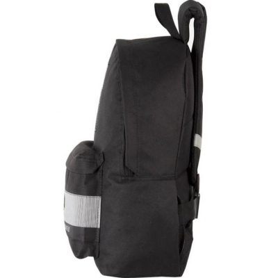 Mochila preta vista de perfil, com bolso frontal e alças ajustáveis.