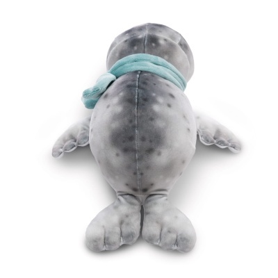 Pelúcia de foca cinzenta com cachecol azul claro