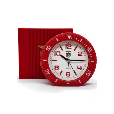 Relógio redondo vermelho com mostrador branco e logótipo do Benfica