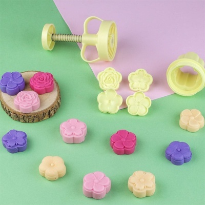 Carimbos florais amarelos de plástico e moldes de massa colorida em forma de flores