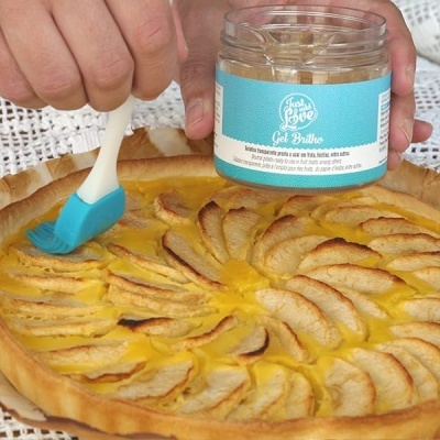 Frasco de gel brilho Just and Love e tarte de maçã com creme amarelo