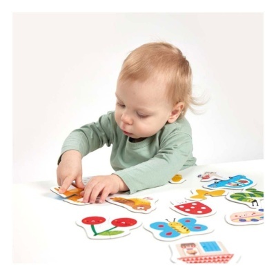 Bebé a montar puzzle colorido com figuras de animais e objetos