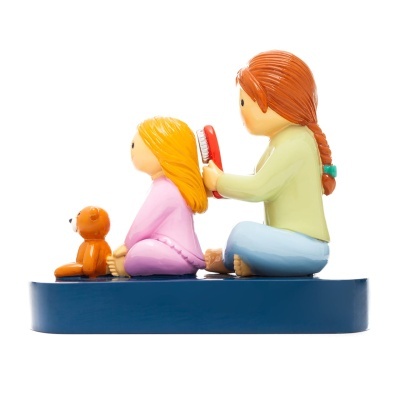 Escultura decorativa de adulto a pentear criança com cão em base azul