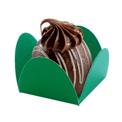 Doce de chocolate com cobertura e decoração em embalagem verde