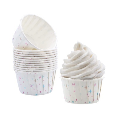 Forminhas de papel para cupcakes com padrão de estrelas coloridas e cupcake com creme branco