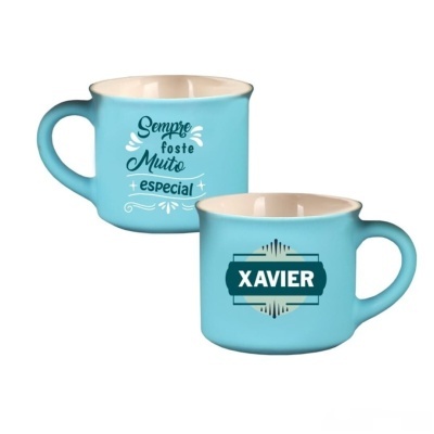 Duas canecas azuis com interior bege, textos motivacionais e nome personalizado
