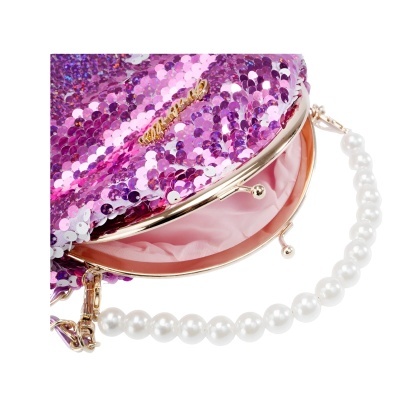 Mala de mão rosa e roxa com lantejoulas e alça de pérolas falsas