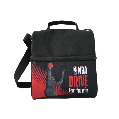Mala preta com bolso frontal e texto NBA DRIVE For the win