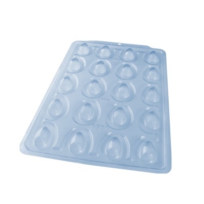 Forma de plástico transparente com cavidades ovais para moldar chocolates.