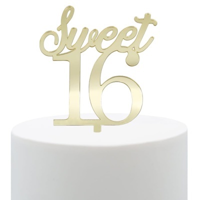 Topo de bolo dourado Sweet 16 sobre bolo branco
