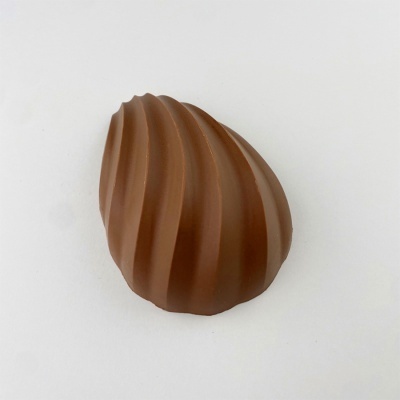 Chocolate de leite oval com linhas onduladas em relevo