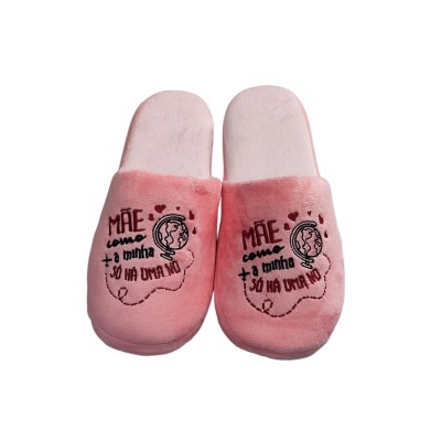 Chinelos de quarto cor-de-rosa com texto bordado para mãe