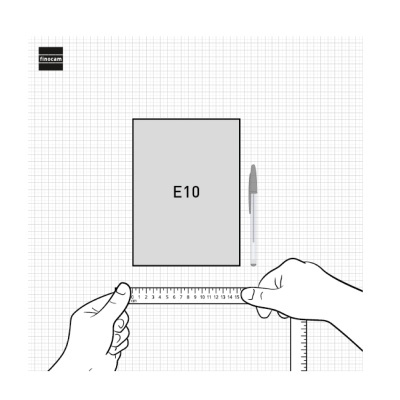 Cartão cinza com texto E10, caneta azul, mãos segurando régua branca sobre fundo quadriculado.