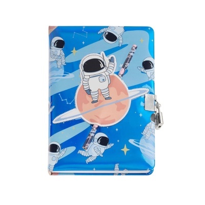 Caderno azul com desenhos de astronautas e planetas com fecho de cadeado e caneta