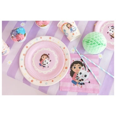 Conjunto de festa com pratos, copos, guardanapos e canudos decorados com menina e gato branco sobre toalha lilás