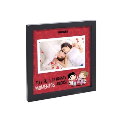 Moldura preta com foto de casal e texto em fundo vermelho