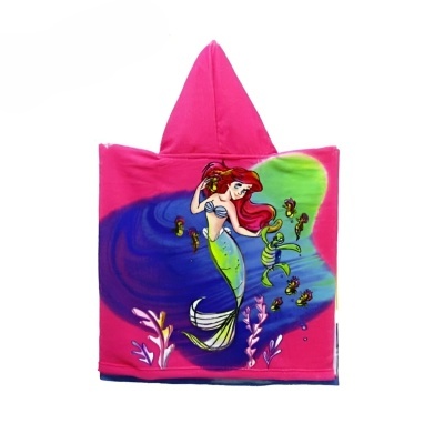 Poncho infantil rosa com capuz e imagem da pequena sereia Ariel.