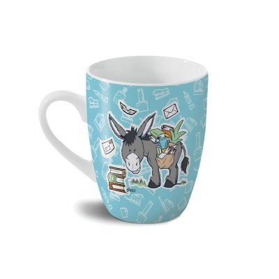 Caneca com ilustração de burro a transportar objetos sobre fundo azul claro