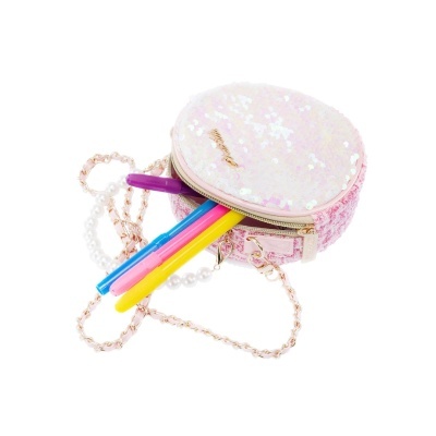 Mala redonda rosa com lantejoulas brancas e canetas coloridas