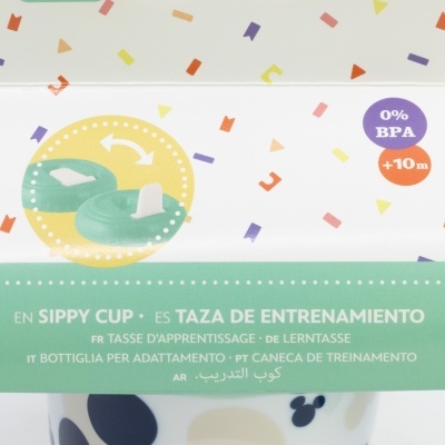 Embalagem de caneca de treino com texto multilingue e gráfico de canecas verdes.