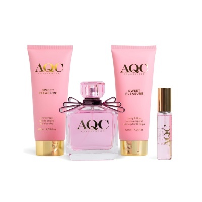 Conjunto de produtos AQC Fragrances Sweet Pleasure com gel de duche, loção corporal, perfume e frasco pequeno para aplicação, cor rosa e dourado.