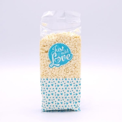 Embalagem transparente com pequenas peças amarelo claro e padrão de corações azuis