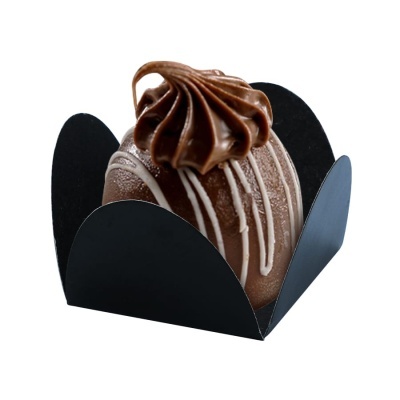 Docinho de chocolate em embalagem preta de papel
