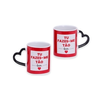Duas canecas brancas com texto em fundo vermelho e pega em forma de coração preto