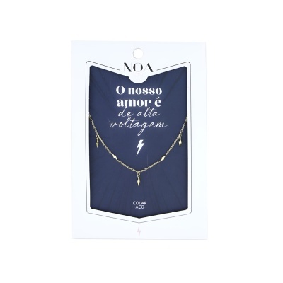 Colar dourado com pendente de raio em cartão branco e azul escuro com texto promocional.
